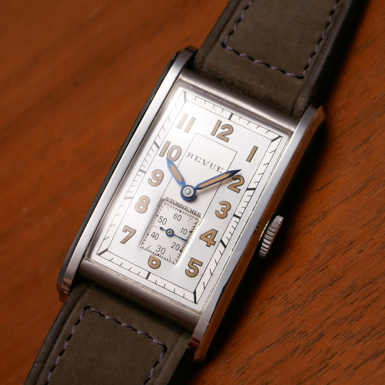 REVUE RECTANGLE MODEL 