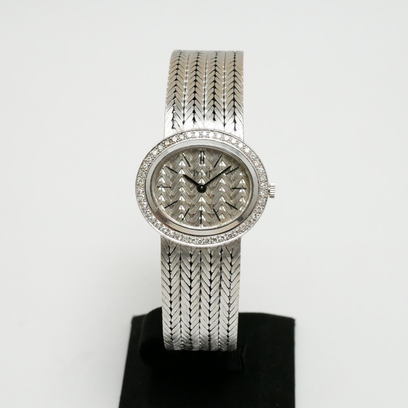 PIAGET ROUND MODEL