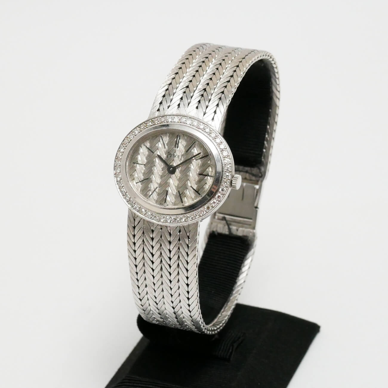 PIAGET ROUND MODEL