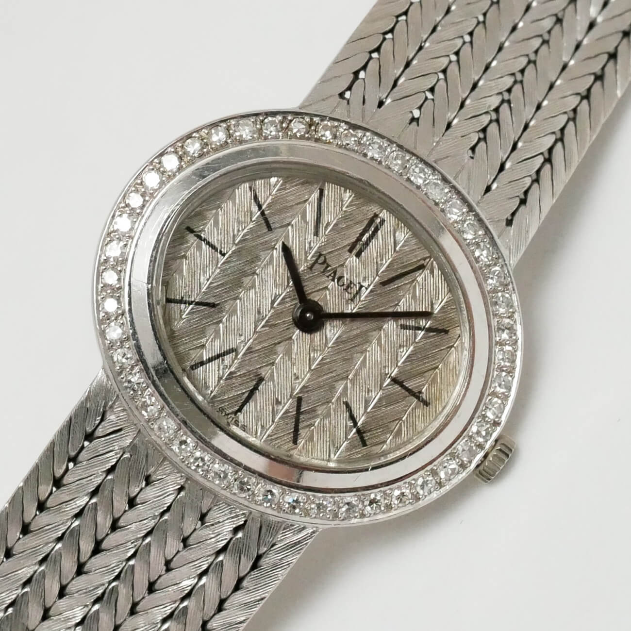 PIAGET ROUND MODEL